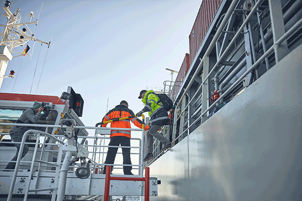 Lotsen beim versetzen in Cuxhaven