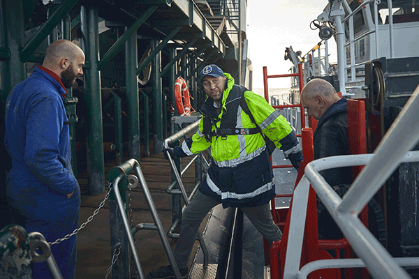 Lotsen beim versetzen in Cuxhaven 2