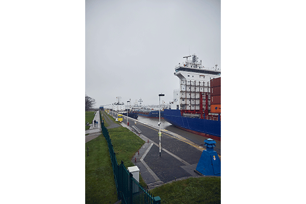 Ob durch den Kanal, Fluss oder das Meer. WIR LOTSEN begleiten die Passage des Schiffes durch unser Revier.