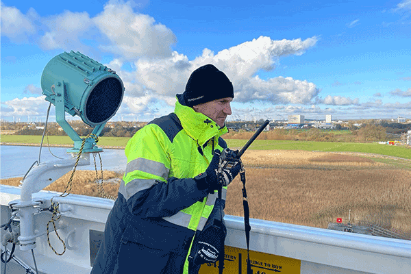 Gelotst wird zu  jeder Tages – oder Nachtzeit, bei unterschiedlichsten Wetterbedingungen, wie Nebel, Starkwind oder strahlendem Sonnenschein, auf Schiffen unterschiedlichster Größe und mit unterschiedlichsten Besatzungsstrukturen, teils als Streckenlotsung, teils mit Anlegemanöver. Da ist kein Tag wie der andere und jeder Tag bringt neue Erlebnisse.