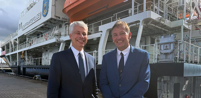 Am Montag, dem 10. August, besuchte Verkehrsminister Bilger das Mehrzweckschiff „Scharhörn“ an seinem Liegeplatz in Kiel.
